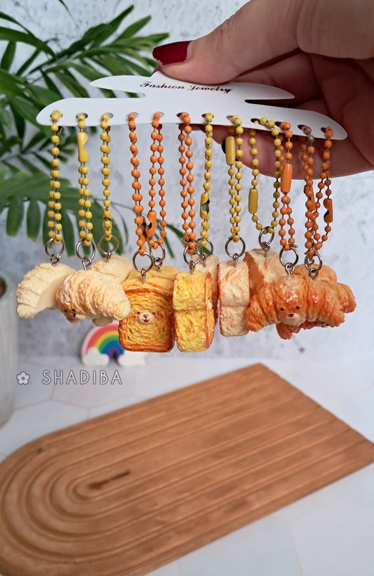 آویز و چارم بگم کروسان و نان تست